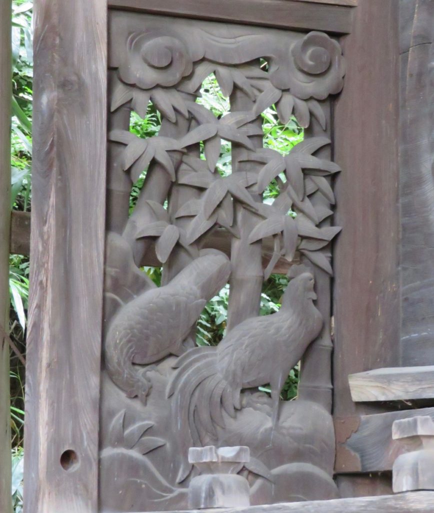 東條健代神社本殿南側脇障子　竹に鶏