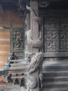 向拝柱の龍
