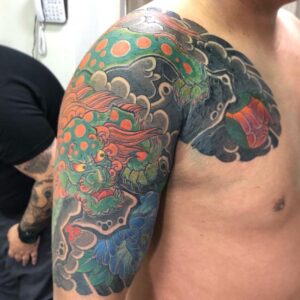 唐獅子牡丹　肩額五分袖