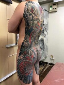 背中額彫り　昇り龍