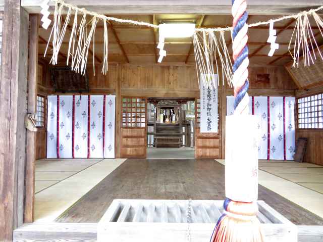 八幡神社拝殿内部