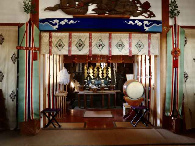 三柱神社拝殿内部