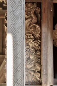 正面扉脇の龍