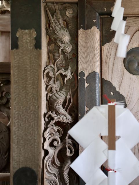 正面扉脇の龍