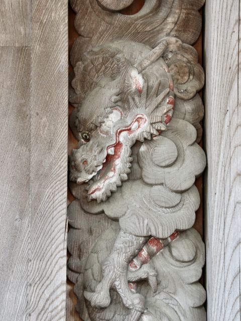 扉脇の龍