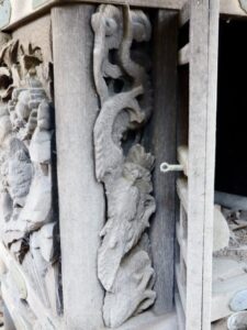 正面扉脇の龍