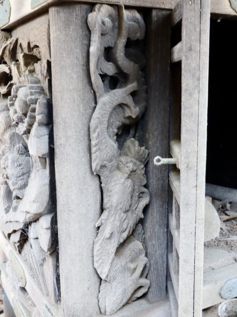 正面扉脇の龍