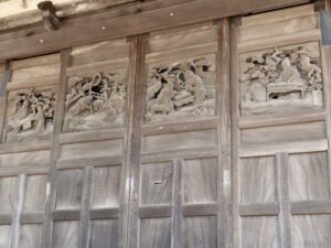 龍本寺本堂正面扉