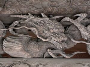 向拝の龍