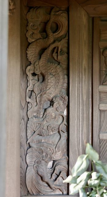 扉脇の龍