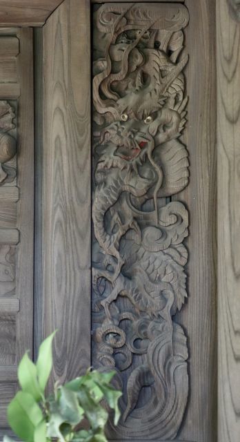 扉脇の龍