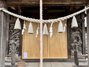 飯玉神社正面扉