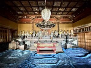 倉沢薬師堂本堂内陣