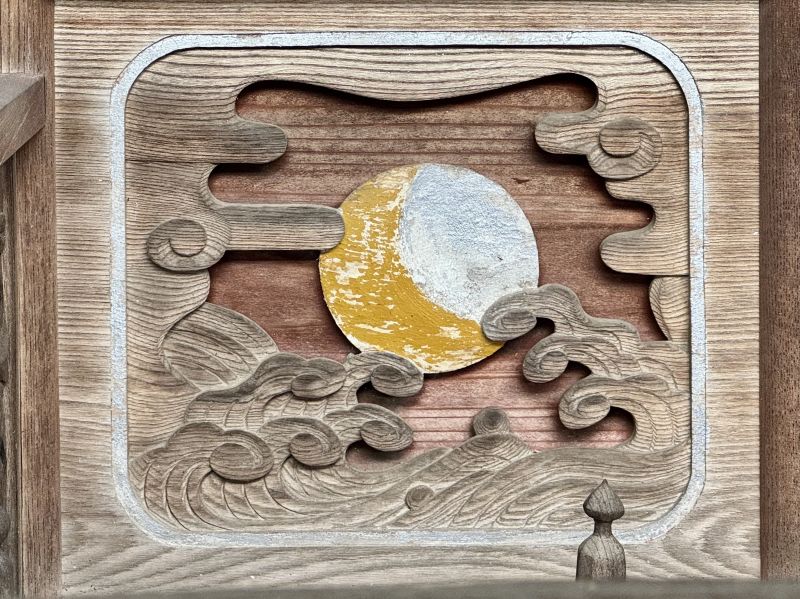 波に月(三日月)