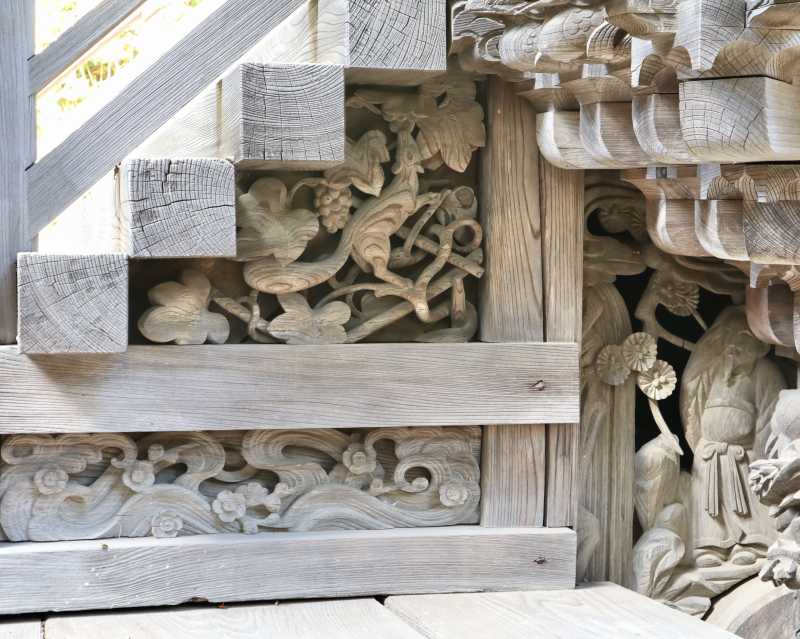 葡萄に栗鼠 桜散し