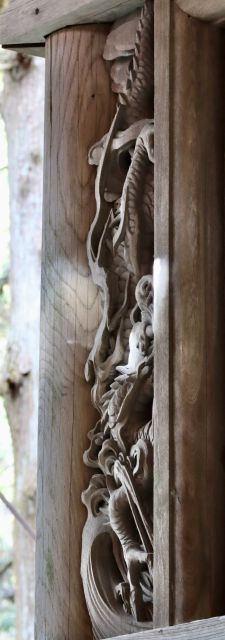 正面扉脇の龍