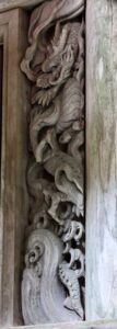 正面扉脇の龍