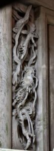 正面扉脇の龍