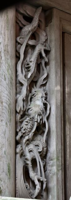 正面扉脇の龍