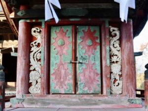 正面扉脇の菊水