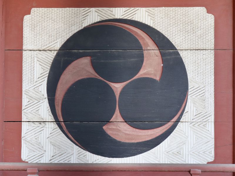 地紋彫りに巴紋