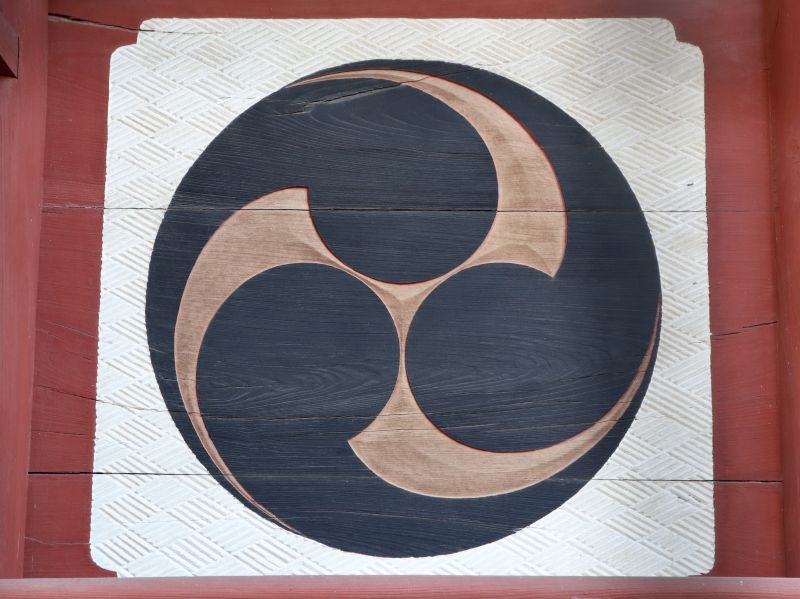 地紋彫りに巴紋