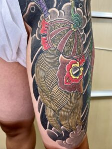 隠れ蓑と隠れ笠　胸割り大腿部