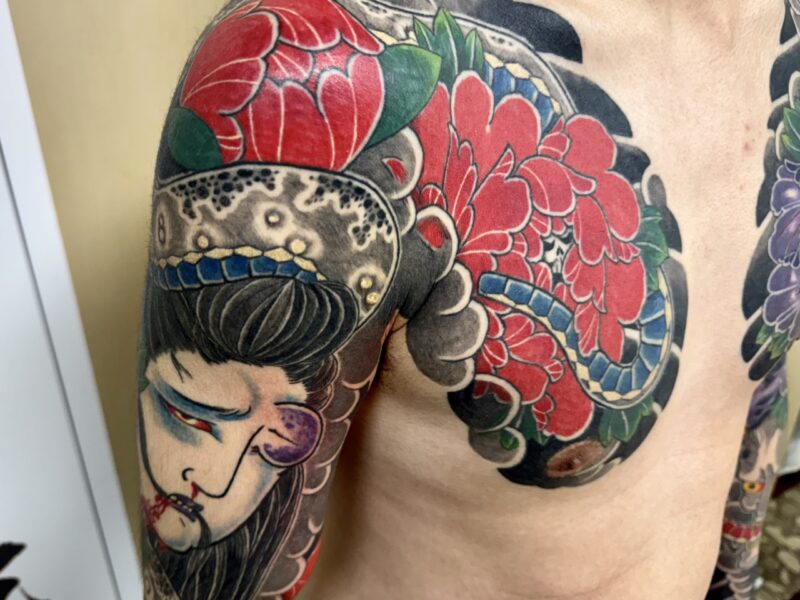 生首と蛇　肩額九分袖