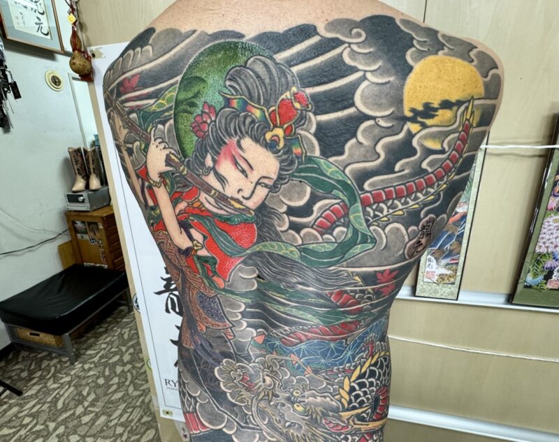 羽衣天女　背中額彫り